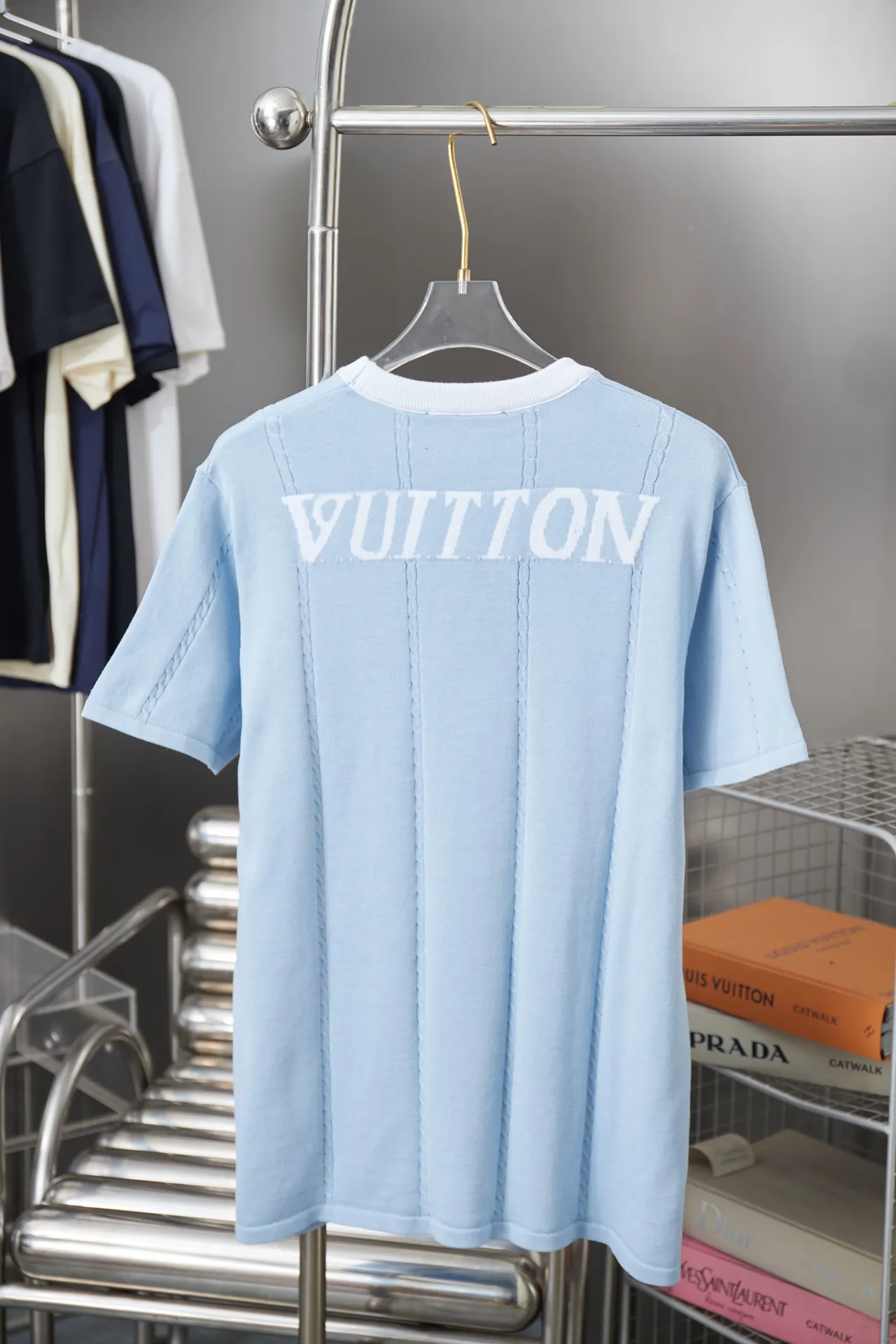 🅿️220 LV Louis 25ss spring and summer new style LV sailing shield embroidered knitted short sleeves Light luxury essential item for daily commuting for men and women Correct version Welcome to compare Detailed features · High-viscosity cotton material wool, high count cotton is added, dry and avoid stuffiness · Use exquisite intarsia patchwork technology, and use soft indigo tones to depict the Marque L.Vuitton déposée logo Craftsmanship: Marque L.Vuitton déposée jacquard appliqué on the back, embellished with LV yacht seal on the chest · Threaded neckline · Original main mark, washed tag, branded moisture-proof paper packaging Color: sky blue Size: S/M/L/XL